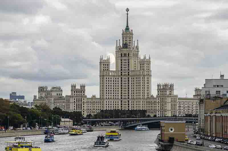 92 - Rusia - Moscu - rio Moscova y edificio Kotelnicheskaya Naberezhnaya